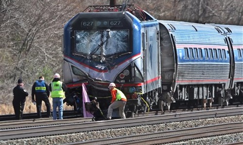 
Con tàu Amtrak bị vỡ kính chắn gió, móp méo phần trước động cơ sau cú va chạm. Ảnh: AP
