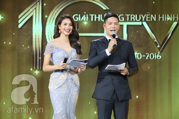 
Phạm Hương và Bình Minh làm MC cho HTV Awards 2016.
