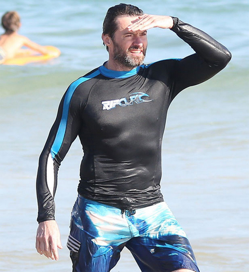 
Hugh Jackman trên bãi biển hôm thứ 7.
