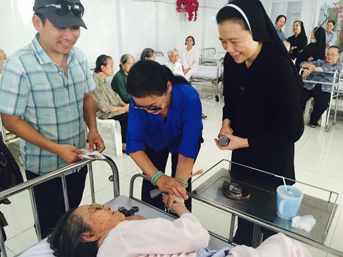 Ca sĩ Khánh Ly trong một lần đến thăm bệnh nhân có hoàn cảnh khó khăn tại TP.HCM - Ảnh: Quang Thành cung cấp