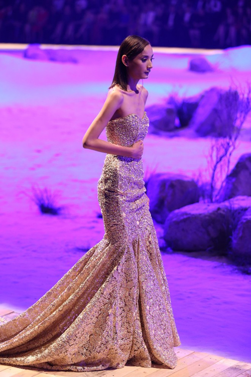 
Váy dạ hội đuôi cá dài đã khiến Lê Thúy lúng túng trên sàn catwalk trong quá trình biểu diễn.
