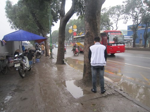 
Con đường Phạm Văn Đồng vẫn được nhiều người gọi vui là con đường đau khổ bởi bất cứ lúc nào cũng có thể chứng kiến những cảnh tượng như thế này
