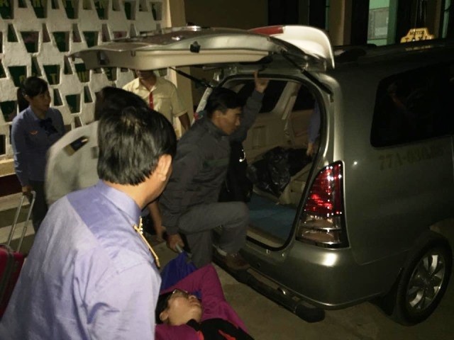 Nhân viên tàu SE8 cùng nhân viên ga Bồng Sơn hỗ trợ thai phụ lên taxi đến bệnh viện. Ảnh: CTV