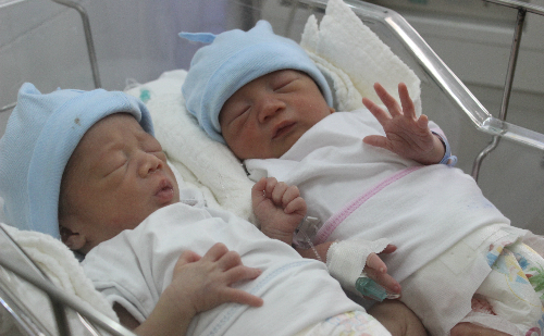 Cặp song sinh mang thai hộ đầu tiên miền Nam chào đời khỏe mạnh tại Bệnh viện Từ Dũ. Ảnh: Lê Phương.