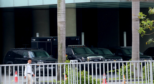 Đoàn xe hộ tống gồm các xe phá sóng, xe an ninh và 2 xe Cadillac The Beast chuyên chở Tổng thống đậu ở khách sạn 5 sao trên đường Đỗ Đức Dục, Hà Nội. Ảnh: Bá Đô.