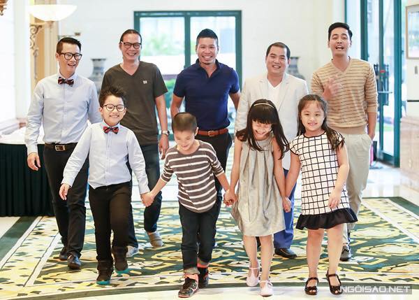 Đạo diễn Nguyễn Nam cùng các cặp bố con của “Bố ơi! Mình đi đâu thế?” mùa thứ nhất.