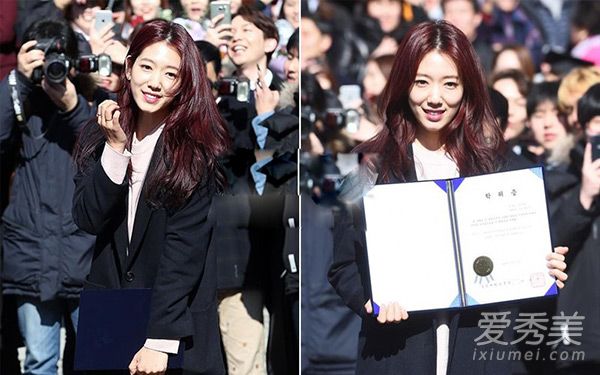 
Đôi bên gò má của Park Shin Hye vốn khá dễ thương khi cô còn sở hữu gương mặt bầu bĩnh, tuy nhiên kể từ khi giảm béo, gò má của nữ diễn viên khiến tổng thể gương mặt của Park Shin Hye kém xiinh hơn, có phần tăng thêm cho cô vài tuổi
