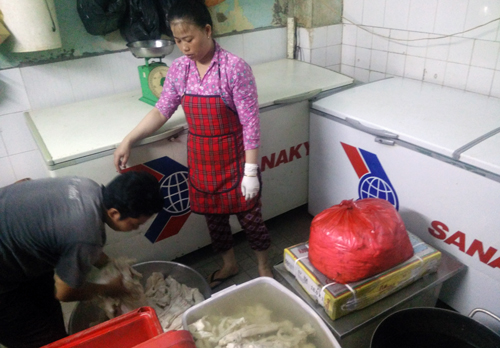 Cơ sở l&agrave;m thịt b&ograve; giả ở quận 5. Ảnh: S.H