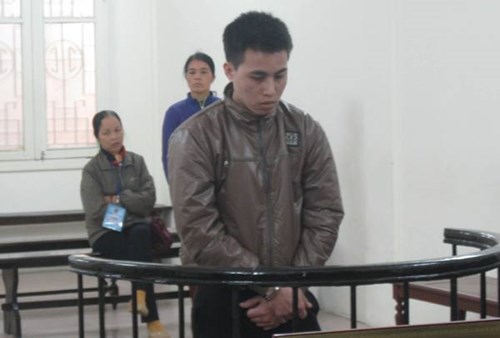 Đối tượng l&agrave;m b&eacute; g&aacute;i h&agrave;ng x&oacute;m c&oacute; thai Trịnh Văn Chất bị đưa ra x&eacute;t xử tại t&ograve;a.