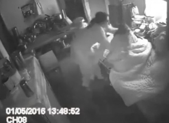 H&igrave;nh ảnh cắt ra từ video quay cảnh c&ocirc; con d&acirc;u đ&aacute;nh đập b&agrave; mẹ chồng. Ảnh:&nbsp;Asiaone