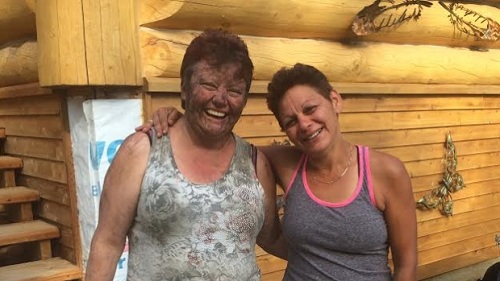 
Joanne Barnaby v&agrave; bạn, Tammy Caudron. Ảnh: CBC
