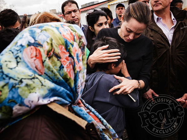 
Angelina Jolie vỗ về một em bé đang khóc nức nở trên đảo Lesbos hôm 16/3. Là mẹ của 6 con nhỏ, Jolie rất hiểu tâm lý trẻ thơ và biết cách chia sẻ, dỗ dành các em bé.
