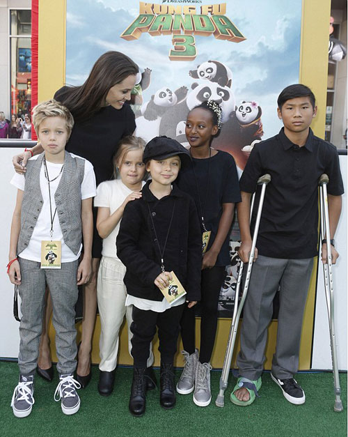Angelina Jolie và các nhóc tỳ (thiếu Maddox) tại lễ ra mắt phim Kung Fu Panda 3 ở Los Angeles vào đầu tháng 1.