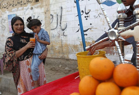
Pakistan là nơi có tiêu chuẩn vệ sinh an toàn thực phẩm kém - Ảnh: Reuters

