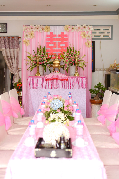 
Nhà Kha Ly trang trí tông hồng chủ đạo, chuẩn bị đón nhà trai tới làm lễ xin dâu.
