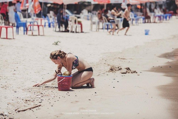 Với ý thức vệ sinh, cô gái này đã không ngần ngại nhặt rác ở bãi biển.