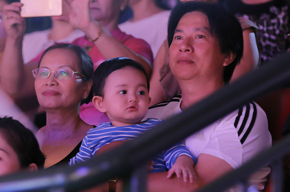 
Con trai Khánh Thi được ông nội đưa đi xem bố mẹ biểu diễn.

