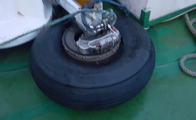 Bộ phận bánh lốp được xác định của máy báy CASA - 212, rơi trên vùng biển đảo Bạch Long Vĩ.