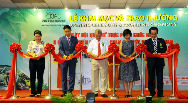 
Lễ cắt băng khai mạc Ng&agrave;y hội Quốc tế Thực phẩm Chức năng & C&aacute;c sản phẩm l&agrave;m đẹp, Chăm s&oacute;c sức khỏe Việt Nam - I3F Vietnam 2015
