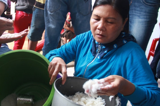 Bà Đoan và nồi cơm bà đã nấu dẻo quánh, có mùi lạ - Ảnh: Trần Mai