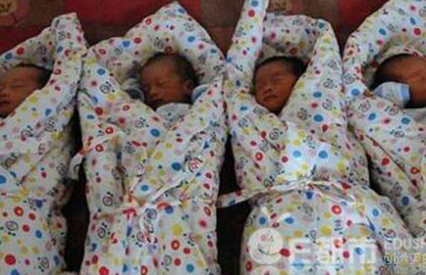 
Cả 4 bé hiện khá khỏe mạnh nhưng vẫn phải nằm trong khoa chăm sóc đặc biệt để tiếp tục theo dõi do sinh non. Ảnh: China News
