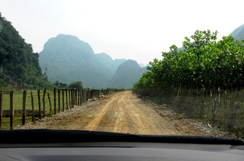 Đường vào phim trường được làm mới, kinh phí do đoàn làm phim chi trả - Ảnh: Trương Quang Nam