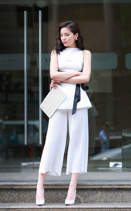 
Sau những chỉ trích vì đi dự họp báo Hoa hậu Việt Nam 2016 muộn giờ và trang điểm già dặn, Kỳ Duyên đã rút kinh nghiệm cho bản thân để luôn xuất hiện với vẻ ngoài hoàn hảo. Sáng 9/7, Hoa hậu mặc cả cây trắng sành điệu khi đến làm giám khảo một cuộc thi người mẫu ảnh.
