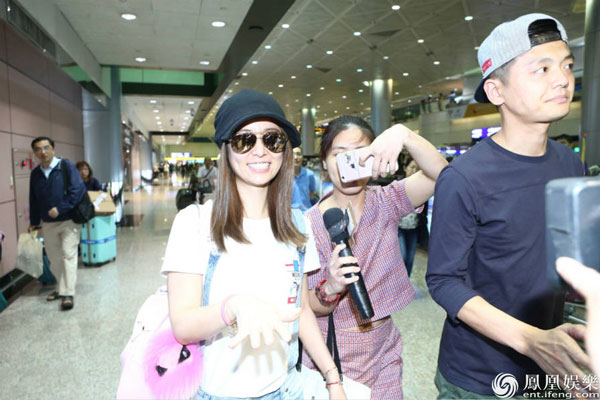 
Lâm Tâm Như xuất hiện rạng rỡ tại sân bay Bắc Kinh. Cô trở về sau chuyến đi tới Thanh Đảo để thăm Hoắc Kiến Hoa đang đóng phim tại đây.
