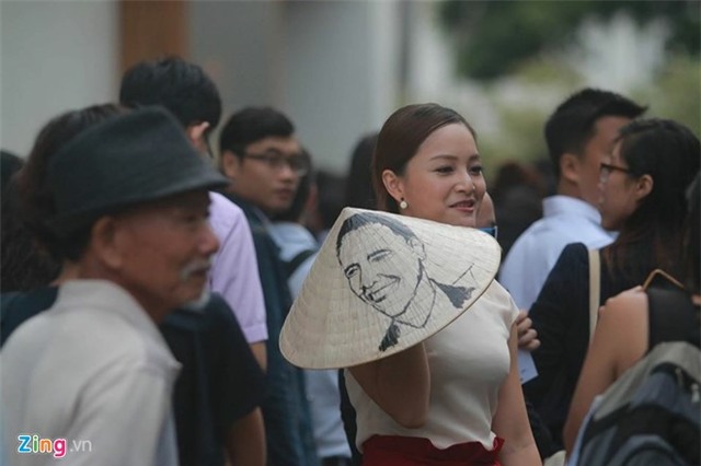 Lan Phương chuẩn bị chiếc nón lá vẽ hình tổng thống đang nở nụ cười thân thiện để tặng ông.
