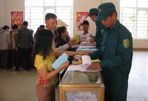 Người dân làng chài bỏ phiếu tại nhà văn hóa khu 8, phường Hà Phong (TP Hạ Long, Quảng Ninh). Ảnh: Minh Cương.