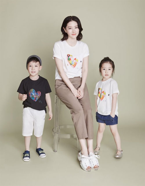 
Lee Young Ae mặc áo ton sur ton với cặp song sinh khi ba mẹ con tham gia hoạt động của UNICEF giúp đỡ những trẻ em nghèo trên khắp đất nước.
