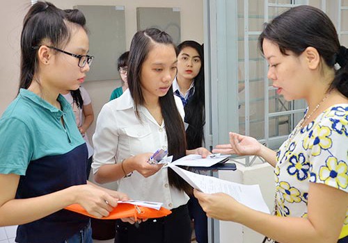 Kiểm tra hồ sơ thí sinh trước giờ thi THPT quốc gia năm 2015. Ảnh: Người Lao Động.