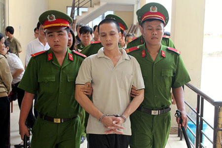 Bị cáo Võ Hồng Huynh được dẫn giải ra xe - Ảnh: Xuân An