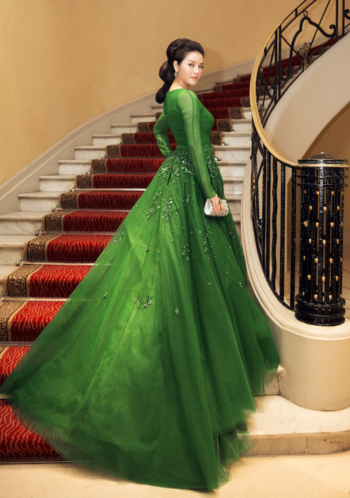 
Trong ngày thứ tư tham gia Liên hoan phim Cannes, Lý Nhã Kỳ chọn thiết kế xanh lục bảo dòng Haute Couture của Georges Hobeika.
