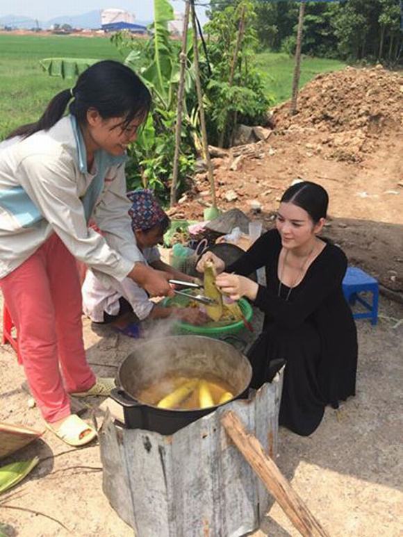 Trong chuyến ra thăm Hà Nội, Lý Nhã Kỳ giản dị mua ngô bán dọc đường. Cô cho biết đây là thói quen của mình và rất thích ăn ngô, khoai bán dọc đường.