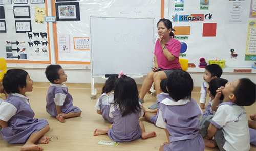 Mai đang giảng dạy cho học sinh lớp mầm tại Singapore Ảnh: NVCC