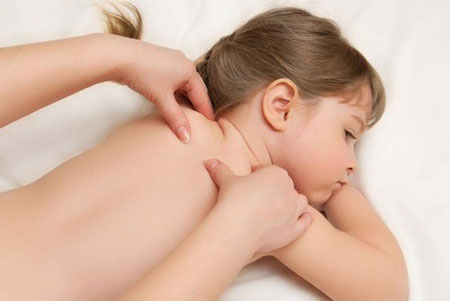 Các chuyên gia cảnh báo massage không đúng cách có thể gây liệt người. Ảnh minh họa: Health.