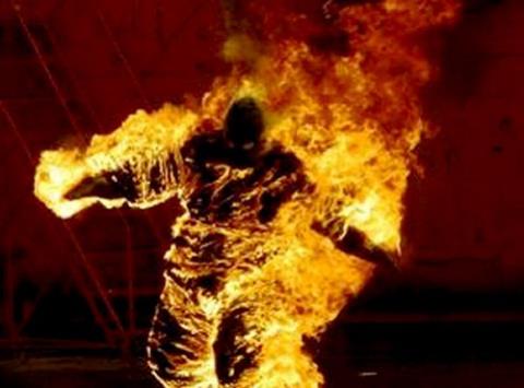 
Ngọn lửa b&ugrave;ng ch&aacute;y trong đ&ecirc;m, khiến chồng tử vong, vợ bị bỏng nặng. (h&igrave;nh minh họa)

