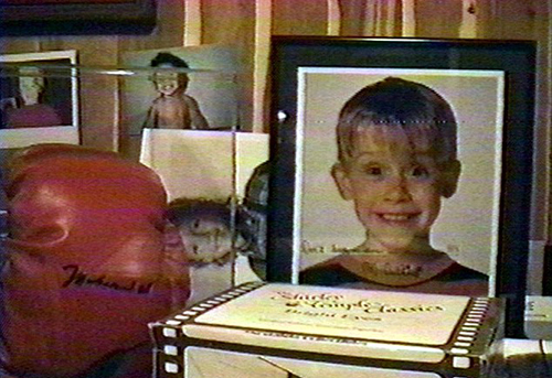 
Hình ảnh Macaulay Culkin, bé trai khỏa thân... trong tủ bí mật kê đầu giường. Ảnh chụp từ video.
