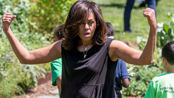 
Bà Michelle gống tay khoe cơ bắp trước mặt các em học sinh sau khi thu hoạch rau. Ảnh: ABC News
