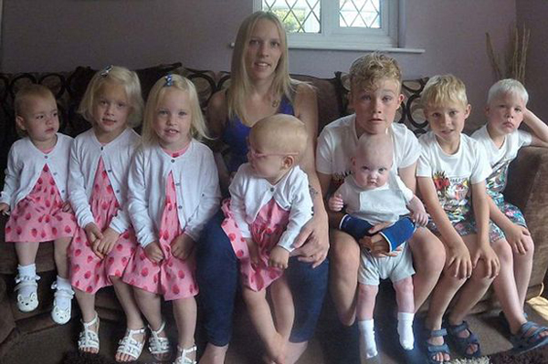 
Cloe và 8 đứa con, gồm 4 trai, 4 gái. Ảnh: Photo-features.co.uk
