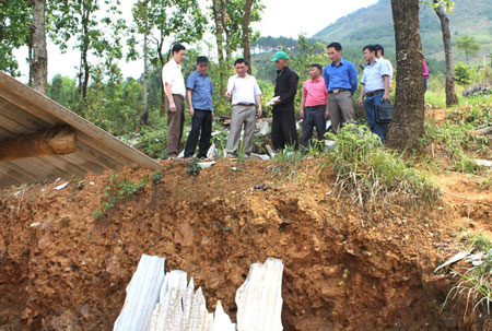 Phó Chủ tịch UBND tỉnh Nguyễn Minh Tiến kiểm tra công tác khắc phục hậu quả do mưa đá, gió lốc ở thôn Mèo Vống, xã Lũng Chinh thuộc huyện Mèo Vạc, tỉnh Hà Giang. Ảnh: Duy Tuấn - TTXVN.