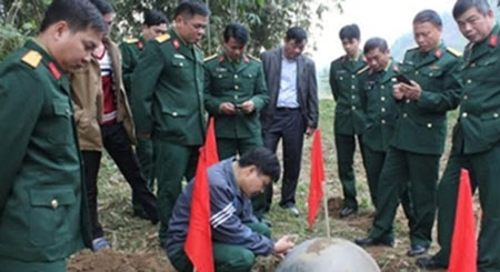 Lực lượng thuộc Bộ Quốc phòng kiểm tra vật thể lạ ở Tuyên Quang - Ảnh:Báo quân đội nhân dân.
