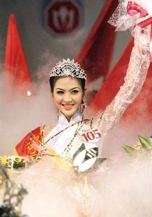 
Hoa hậu Phan Thu Ngân trong đêm đăng quang năm 2000
