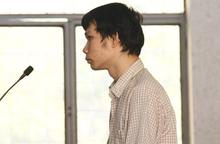 Nam thanh ni&ecirc;n tại t&ograve;a. Ảnh: M. Q.