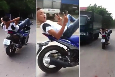 Hình ảnh nam thanh niên điều khiển xe máy bằng chân trên đường (Ảnh cắt từ clip)