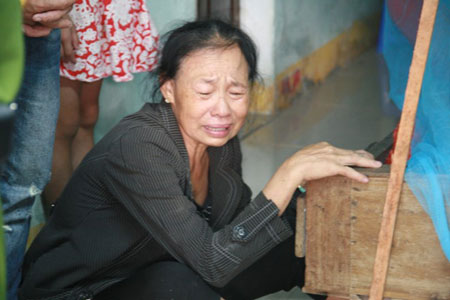 Mẹ nạn nh&acirc;n Vui đau buồn trước c&aacute;i chết của con. Ảnh: Đ.N 