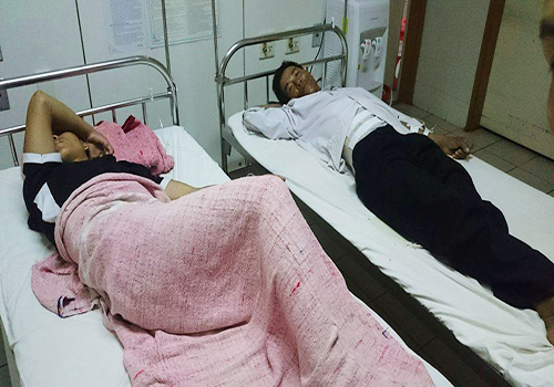 Hai trong số 3 nạn nhân bị sét đánh trúng đang được điều trị tại bệnh viện Trung ương Huế. Ảnh: Đắc Đức