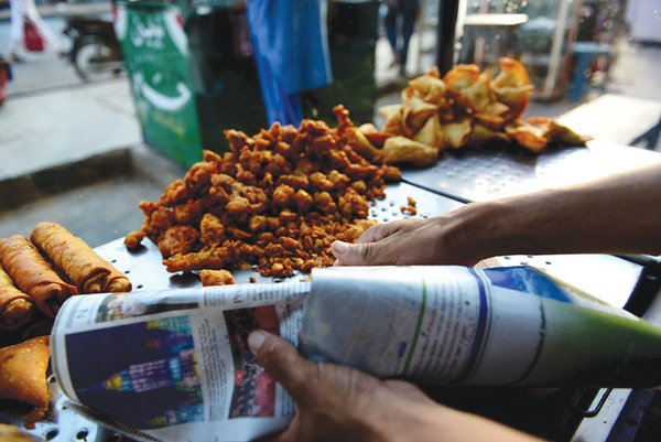 
Mực sử dụng để in giấy báo, sách dù ở dạng in màu hay in đen trắng đều chứa những hợp chất có chì. (Ảnh: Internet)
