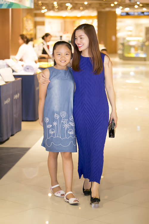 
Hôm nay (ngày 18/5), con gái ca sĩ Ngọc Anh tròn 9 tuổi. Giọng ca vùng mỏ đã dành cả ngày để ở bên nàng công chúa. Cô đưa con gái đi mua sắm và vui chơi tại một trung tâm thương mại ở Hà Nội.
